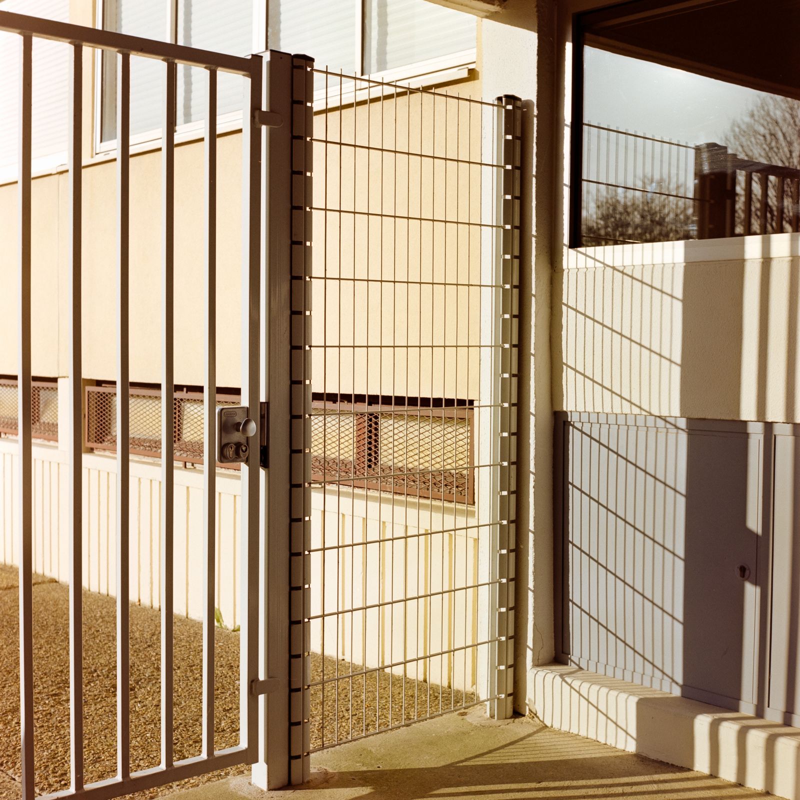 Pedestrian gate finish reference with metal bars