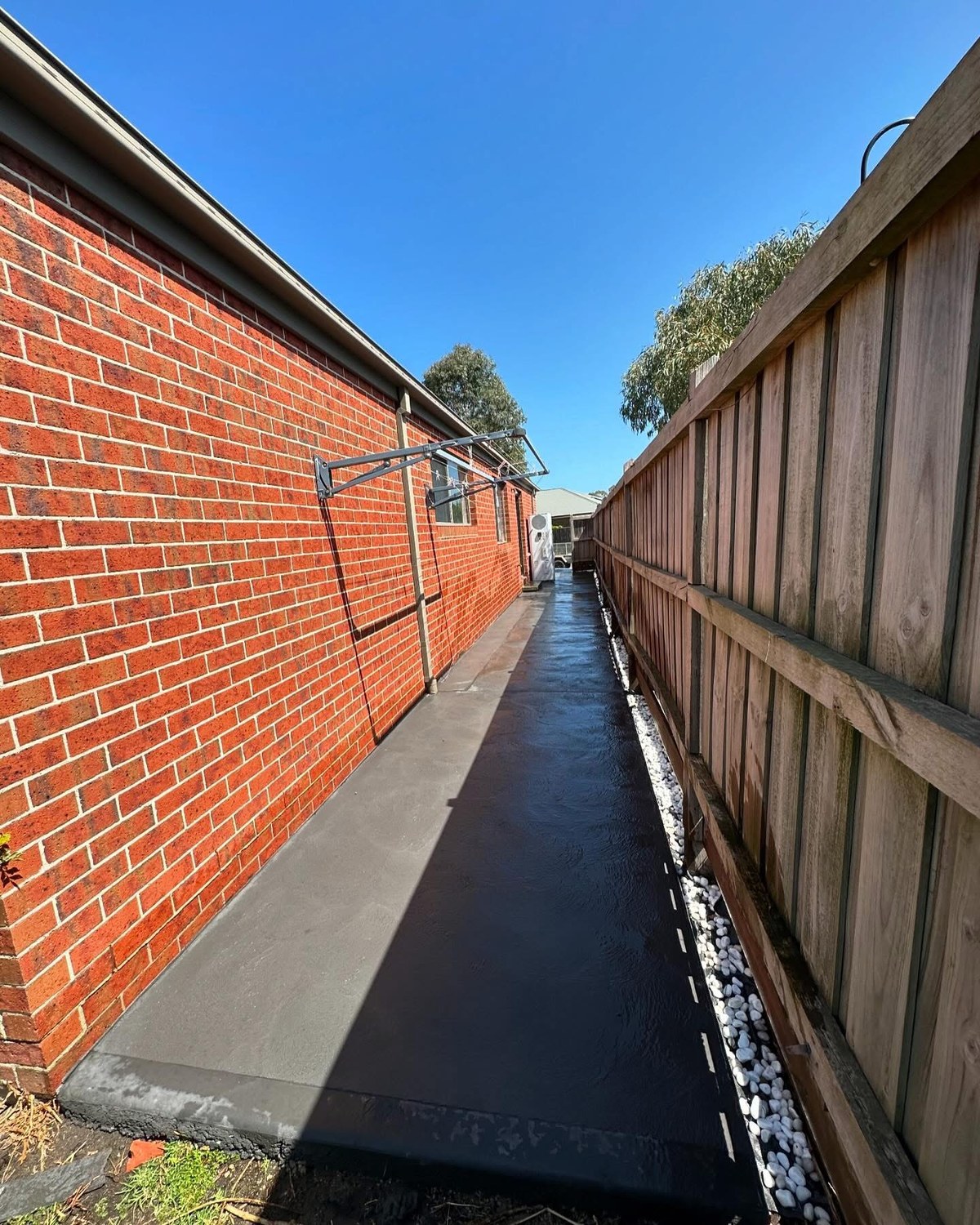 Concrete side path with drainage gravel strip