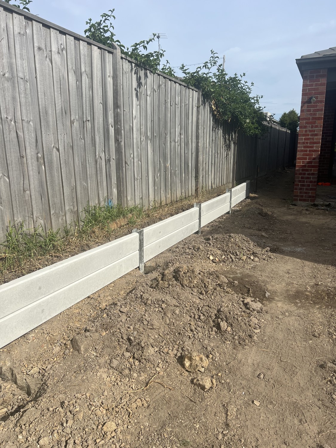 Retaining wall construction in narrow side access